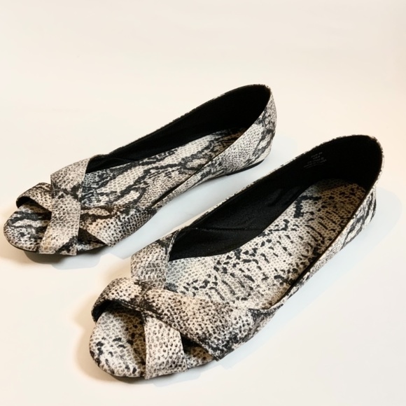Snake Print Black White Ivory Gray Open Toe Ballet Flats - Picture 5 of 5